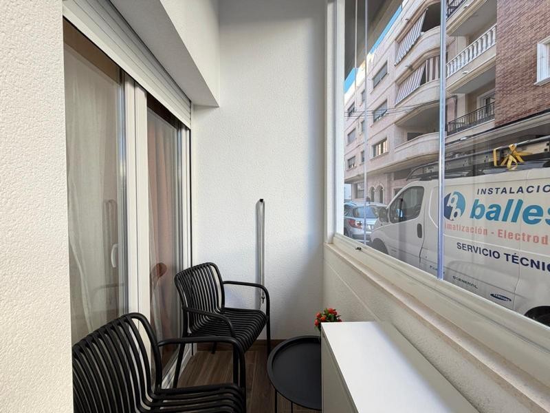 Venta de piso en Torrevieja, de 60m2 con 2 dormitorios y 1 b - foto 4