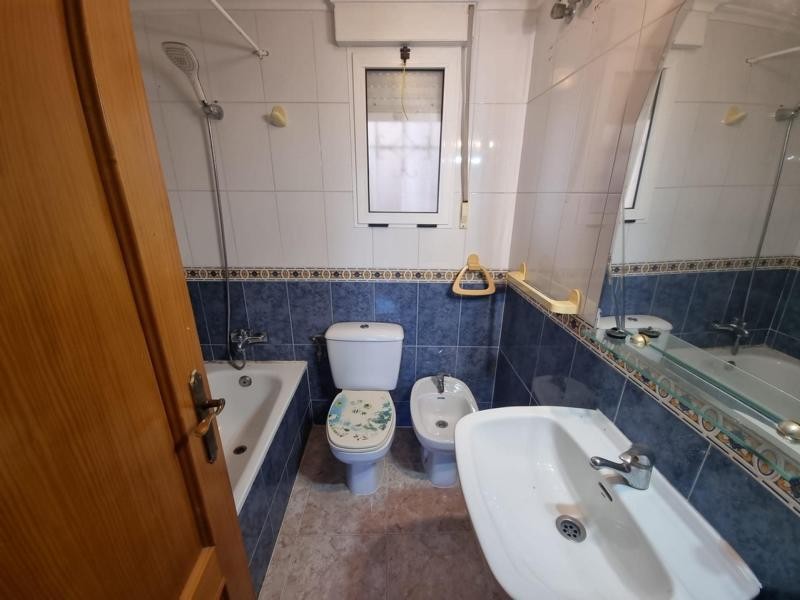 Venta de piso en Torrevieja, de 53m2 con 2 dormitorios y 1 b - foto 13