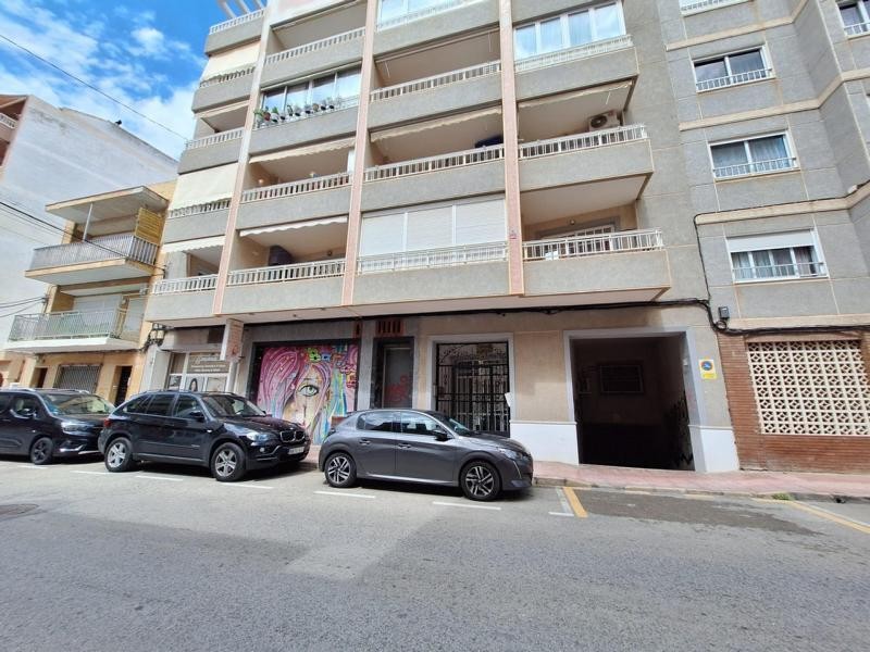 Venta de piso en Torrevieja, de 77m2 con 2 dormitorios y 1 b