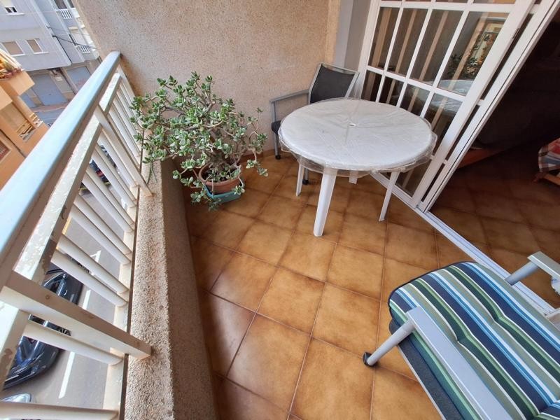 Venta de piso en Torrevieja, de 77m2 con 2 dormitorios y 1 b - foto 2