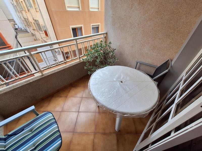 Venta de piso en Torrevieja, de 77m2 con 2 dormitorios y 1 b - foto 3