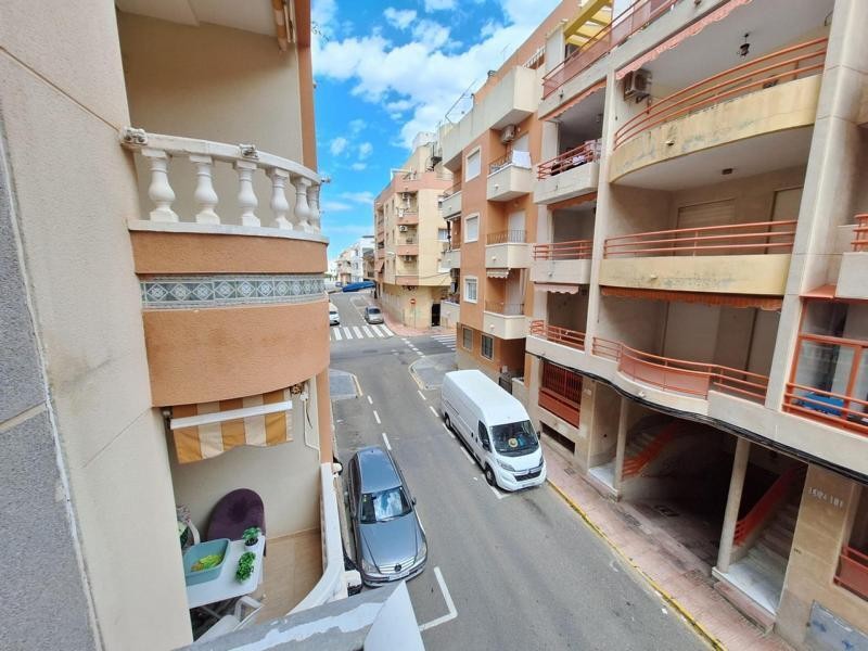 Venta de piso en Torrevieja, de 77m2 con 2 dormitorios y 1 b - foto 4