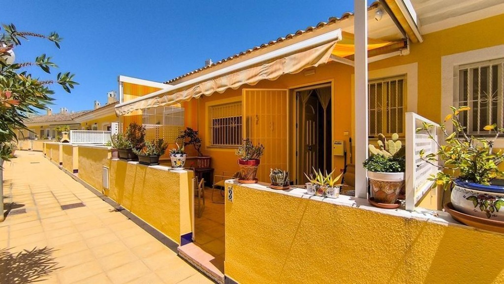 Venta de piso en Benijofar, de 75m2 con 2 dormitorios y 2 ba - foto 2