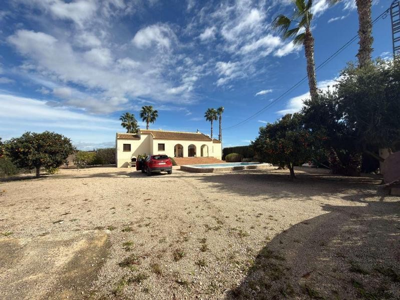 Venta de villa en Catral, de 105m2 con 2 dormitorios y 2 bañ