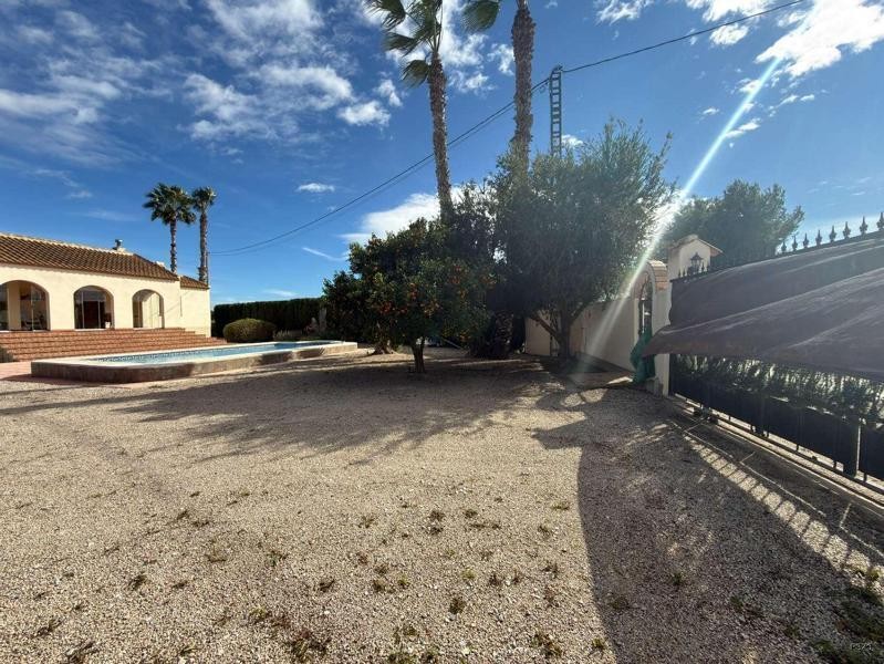 Venta de villa en Catral, de 105m2 con 2 dormitorios y 2 bañ - foto 2
