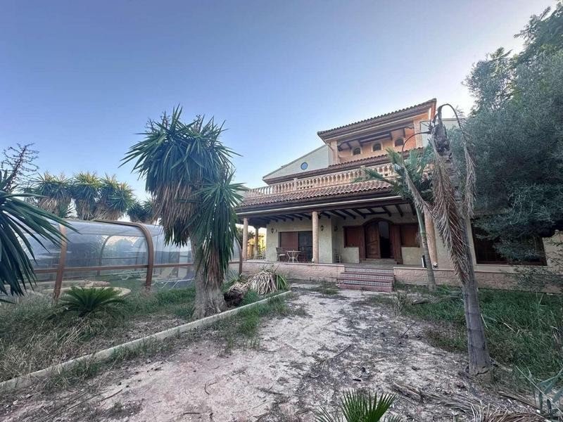 Venta de chalet en Catral, de 700m2 con 6 dormitorios y 4 ba