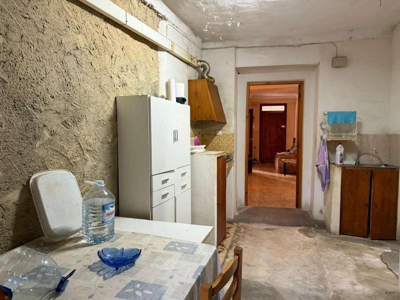Venta de adosado en Catral, de 500m2 con 5 dormitorios y 2 b