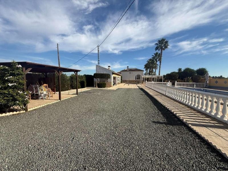Venta de villa en Catral, de 169m2 con 4 dormitorios y 3 bañ