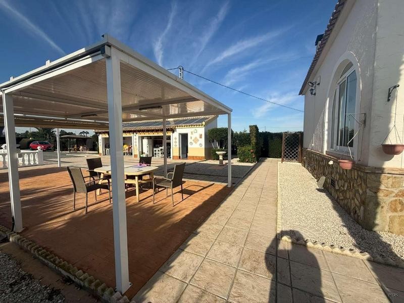 Venta de villa en Catral, de 169m2 con 4 dormitorios y 3 bañ - foto 2