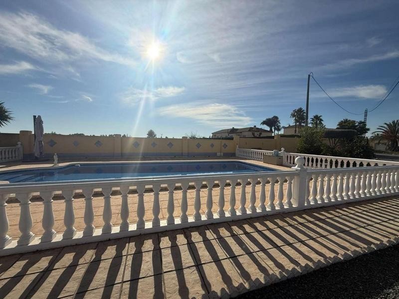 Venta de villa en Catral, de 169m2 con 4 dormitorios y 3 bañ - foto 13