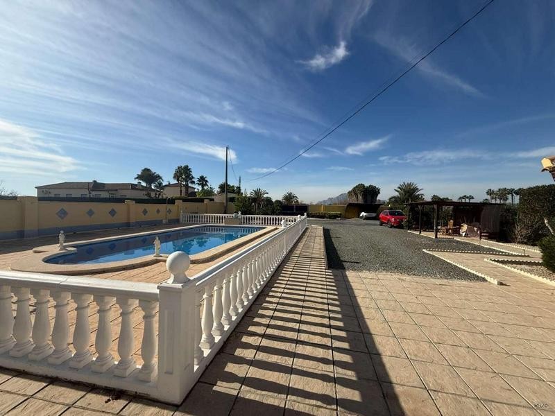 Venta de villa en Catral, de 169m2 con 4 dormitorios y 3 bañ - foto 14