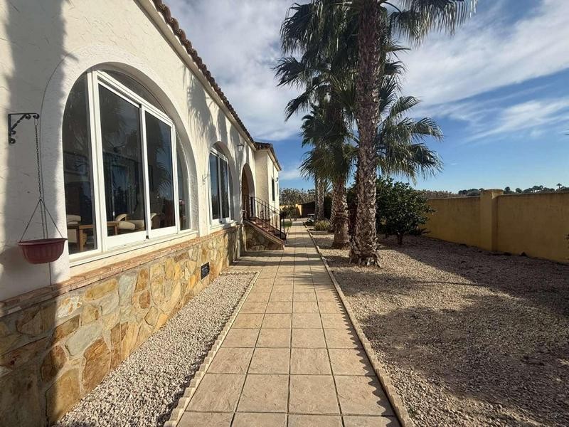 Venta de villa en Catral, de 169m2 con 4 dormitorios y 3 bañ - foto 15
