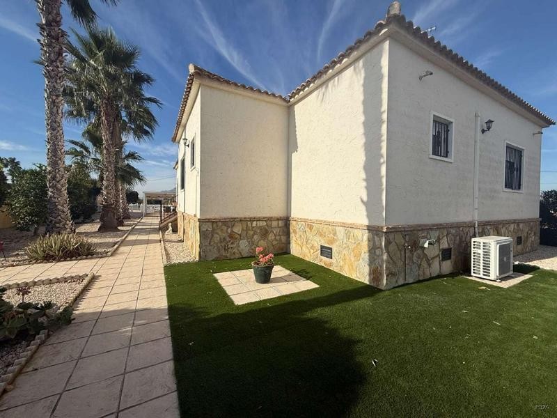 Venta de villa en Catral, de 169m2 con 4 dormitorios y 3 bañ - foto 16