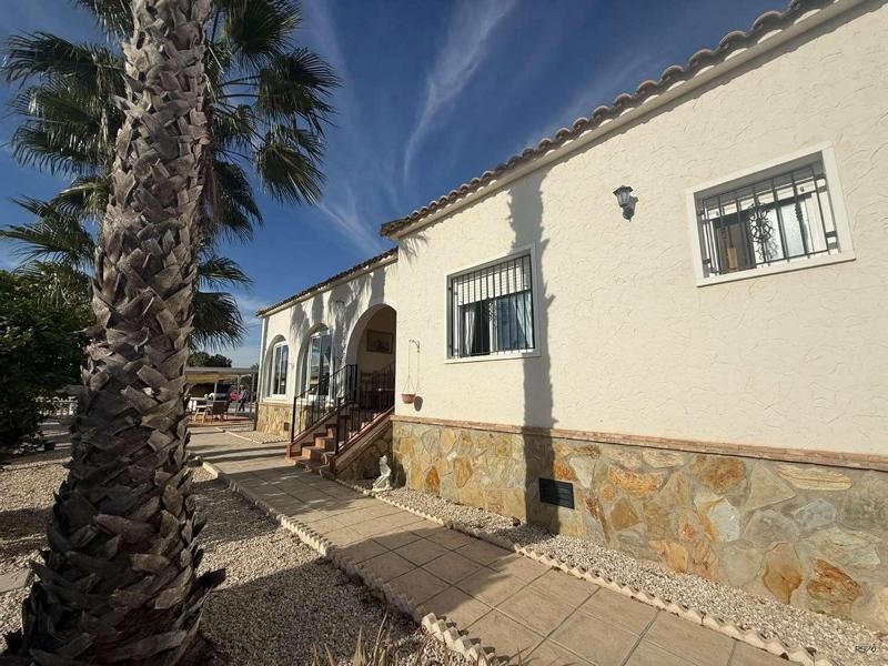 Venta de villa en Catral, de 169m2 con 4 dormitorios y 3 bañ - foto 20