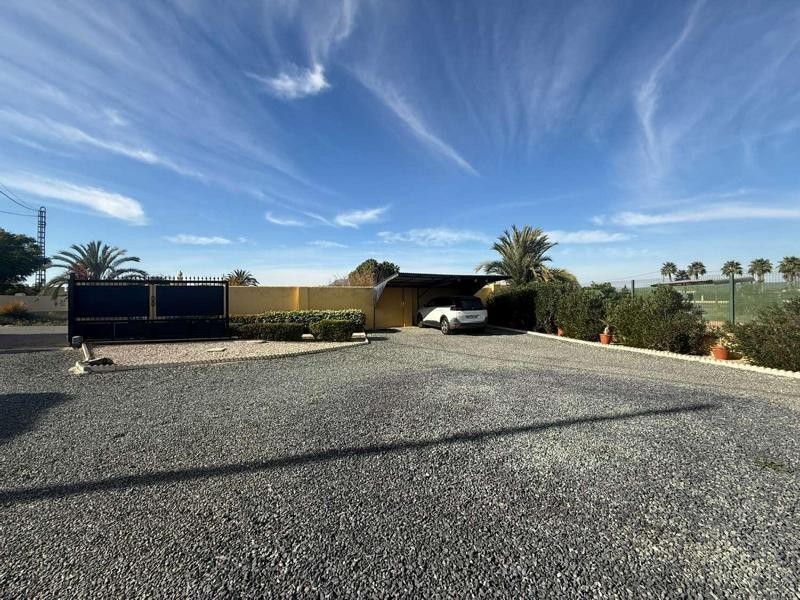 Venta de villa en Catral, de 169m2 con 4 dormitorios y 3 bañ - foto 4