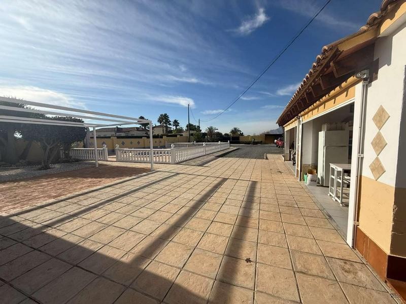 Venta de villa en Catral, de 169m2 con 4 dormitorios y 3 bañ - foto 48