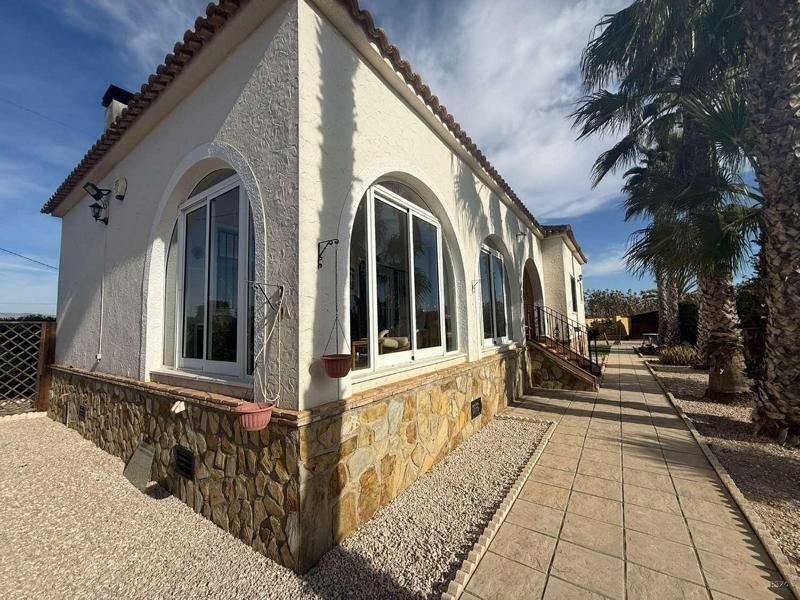 Venta de villa en Catral, de 169m2 con 4 dormitorios y 3 bañ - foto 6