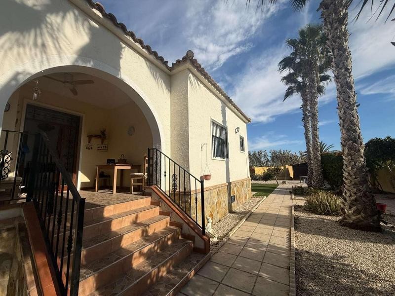 Venta de villa en Catral, de 169m2 con 4 dormitorios y 3 bañ - foto 9
