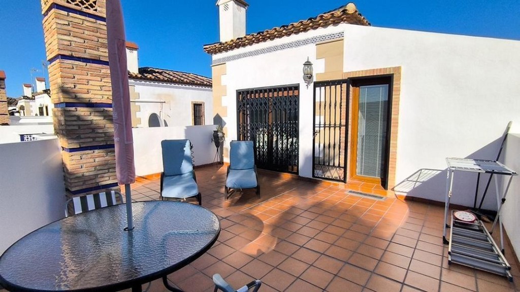 Venta de villa en Algorfa, de 122m2 con 3 dormitorios y 2 ba - foto 2