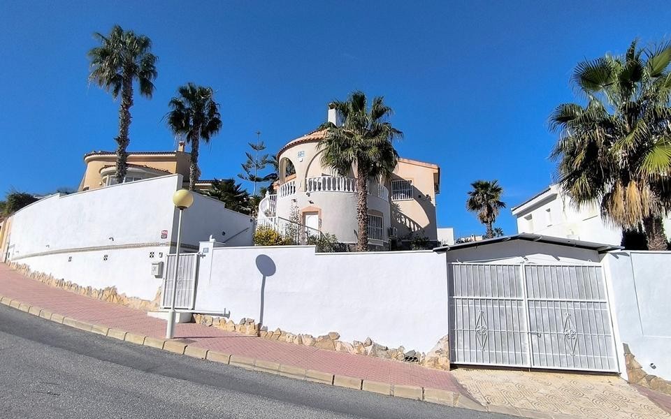 Venta de villa en Ciudad quesada, de 182m2 con 4 dormitorios