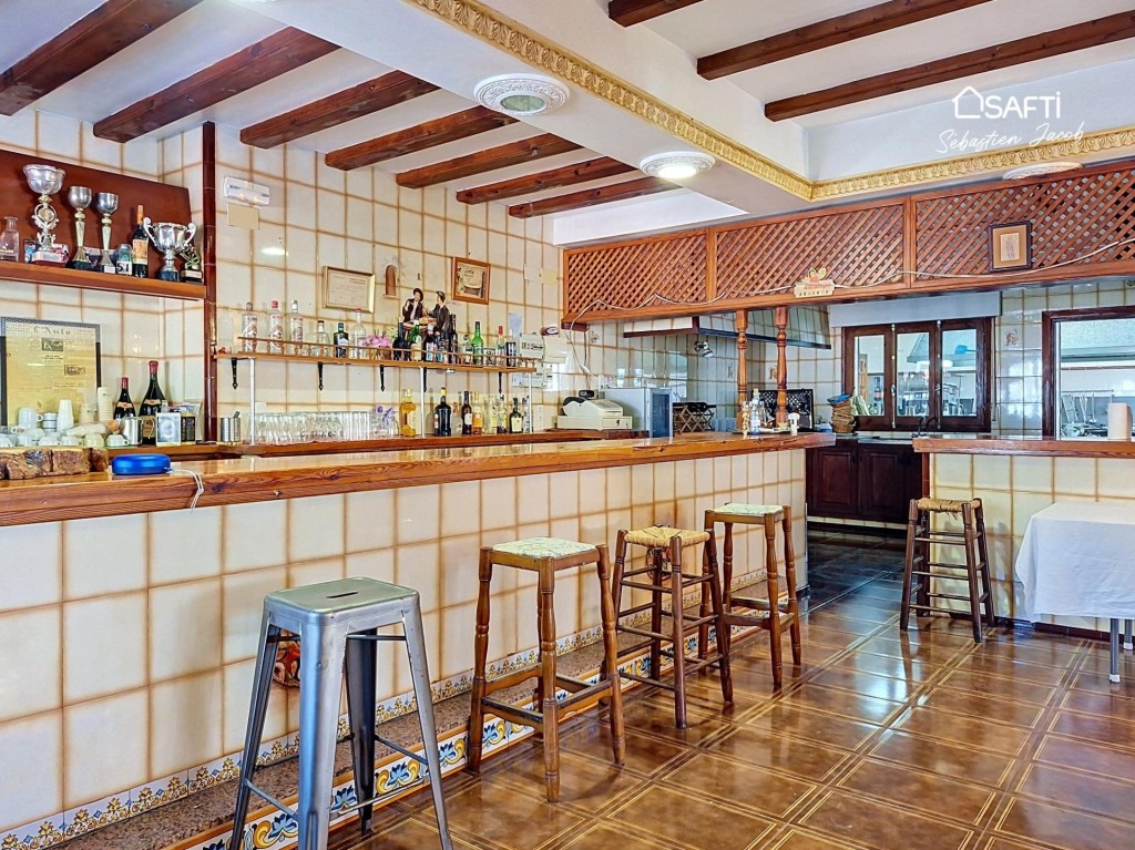 Edificio compuesto de un restaurante y 2 viviendas. - foto 6