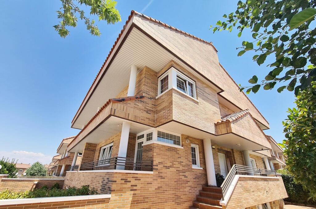 ¡INVERSIÓN SEGURA Y RENTABLE! VENTA DE CHALET PAREADO EN ESQ
