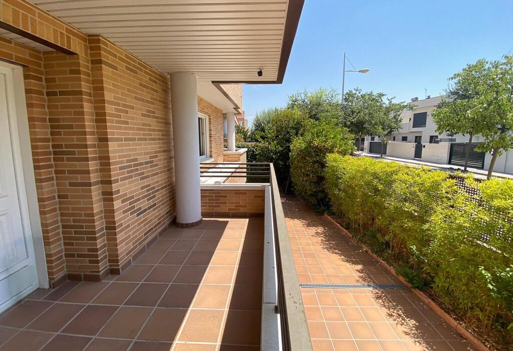 ¡INVERSIÓN SEGURA Y RENTABLE! VENTA DE CHALET PAREADO EN ESQ - foto 3