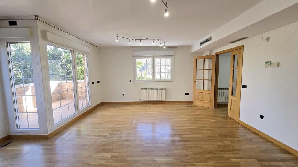 ¡INVERSIÓN SEGURA Y RENTABLE! VENTA DE CHALET PAREADO EN ESQ - foto 7