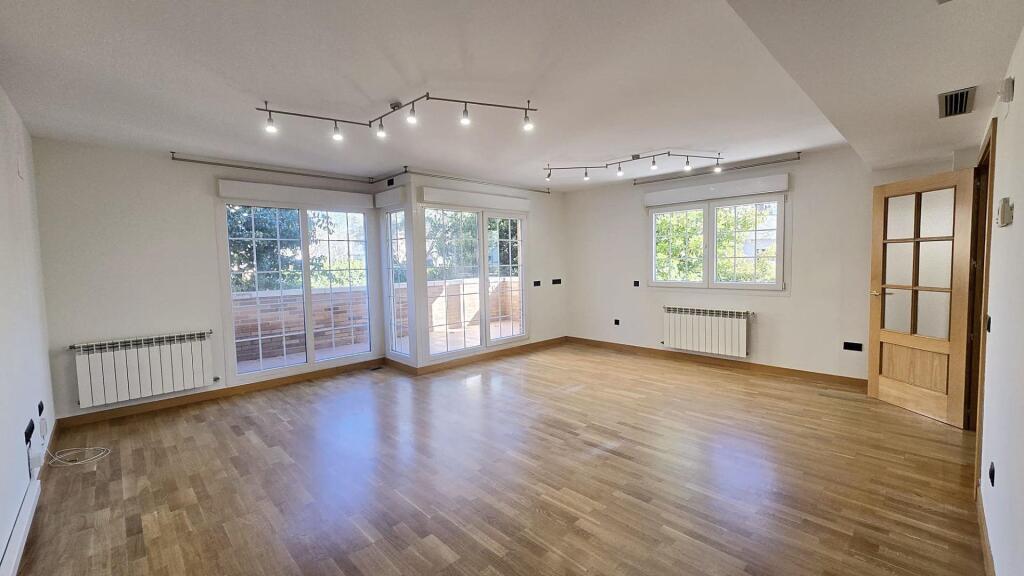 ¡INVERSIÓN SEGURA Y RENTABLE! VENTA DE CHALET PAREADO EN ESQ - foto 8