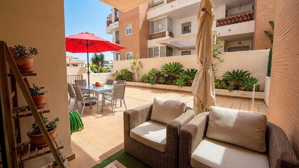 Apartamento en planta baja con gran terraza - foto 2
