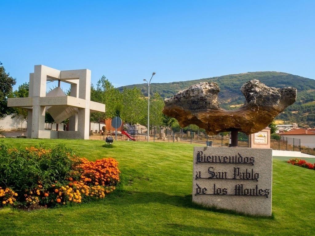 Edificio en venta en San Pablo de los Montes. Cesión de rema