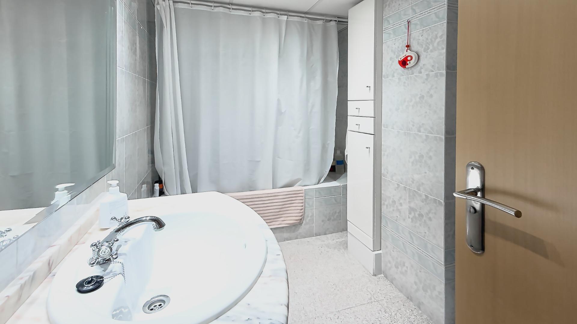 Amplio y luminoso piso en zona céntrica de Benidorm - foto 25
