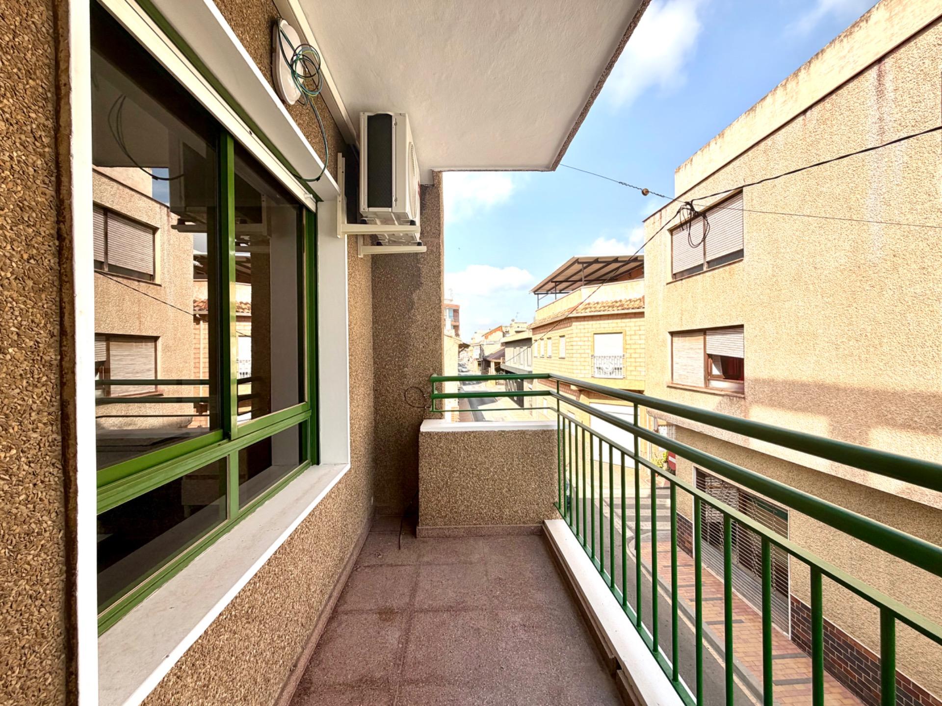 Piso amplio de 3 dormitorios con balcón y patio en Benejúzar