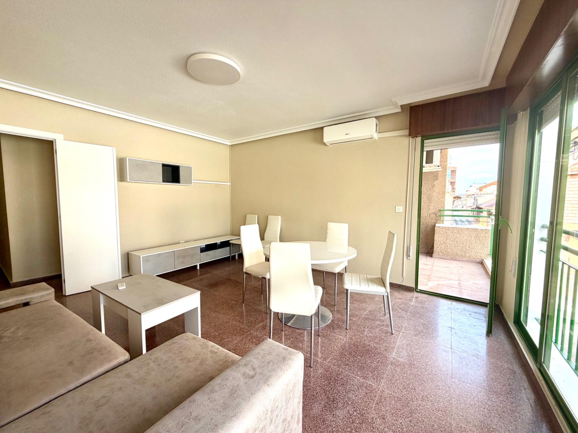 Piso amplio de 3 dormitorios con balcón y patio en Benejúzar - foto 2