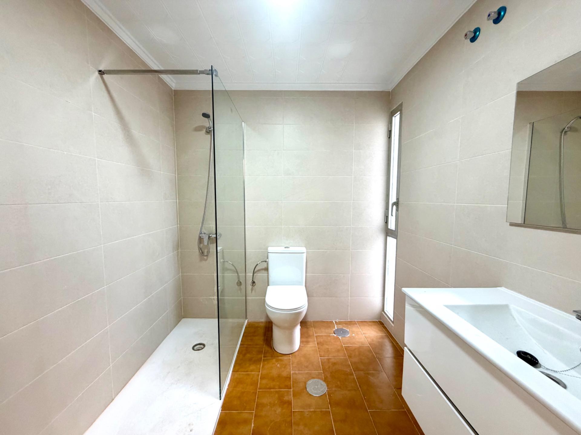 Piso amplio de 3 dormitorios con balcón y patio en Benejúzar - foto 9