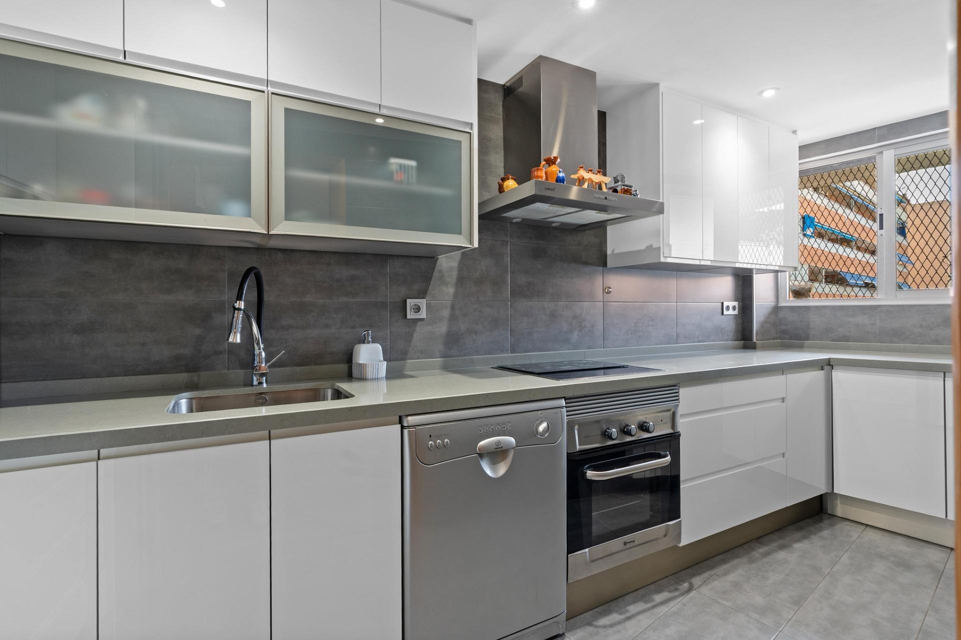 EN VENTA ATICO DÚPLEX CON GRAN TERRAZA JUNTO ESTACIÓN DE AUT - foto 5