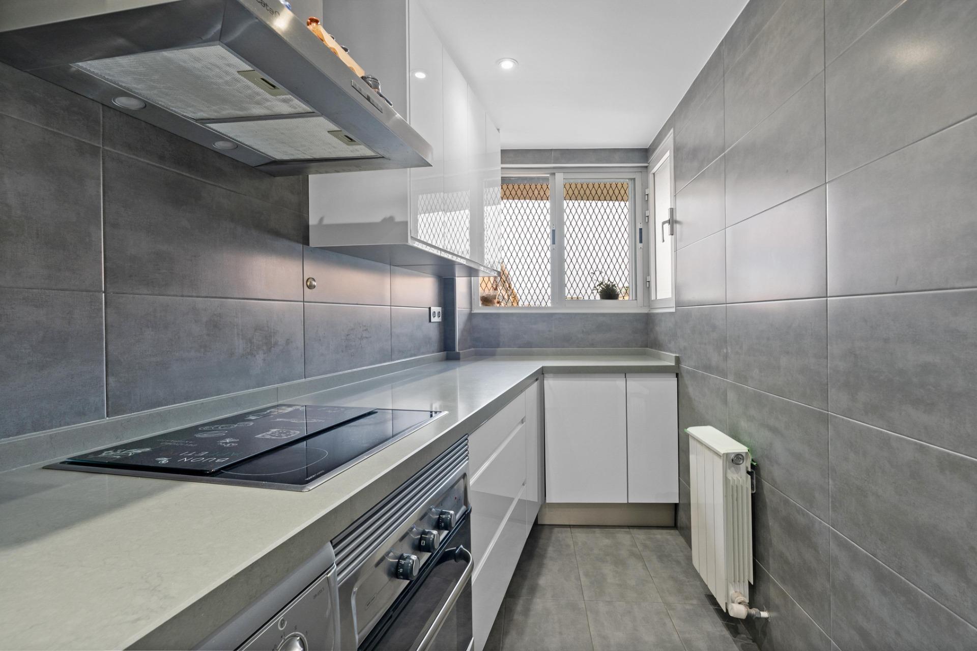 EN VENTA ATICO DÚPLEX CON GRAN TERRAZA JUNTO ESTACIÓN DE AUT - foto 6