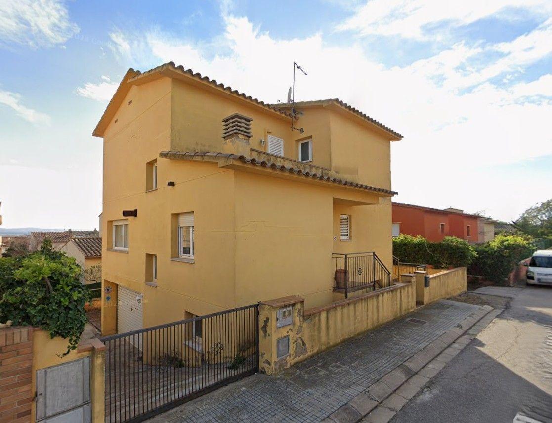 SE VENDE casa adosada OKUPA en C RAMON MUNTANER 17 de Torroe