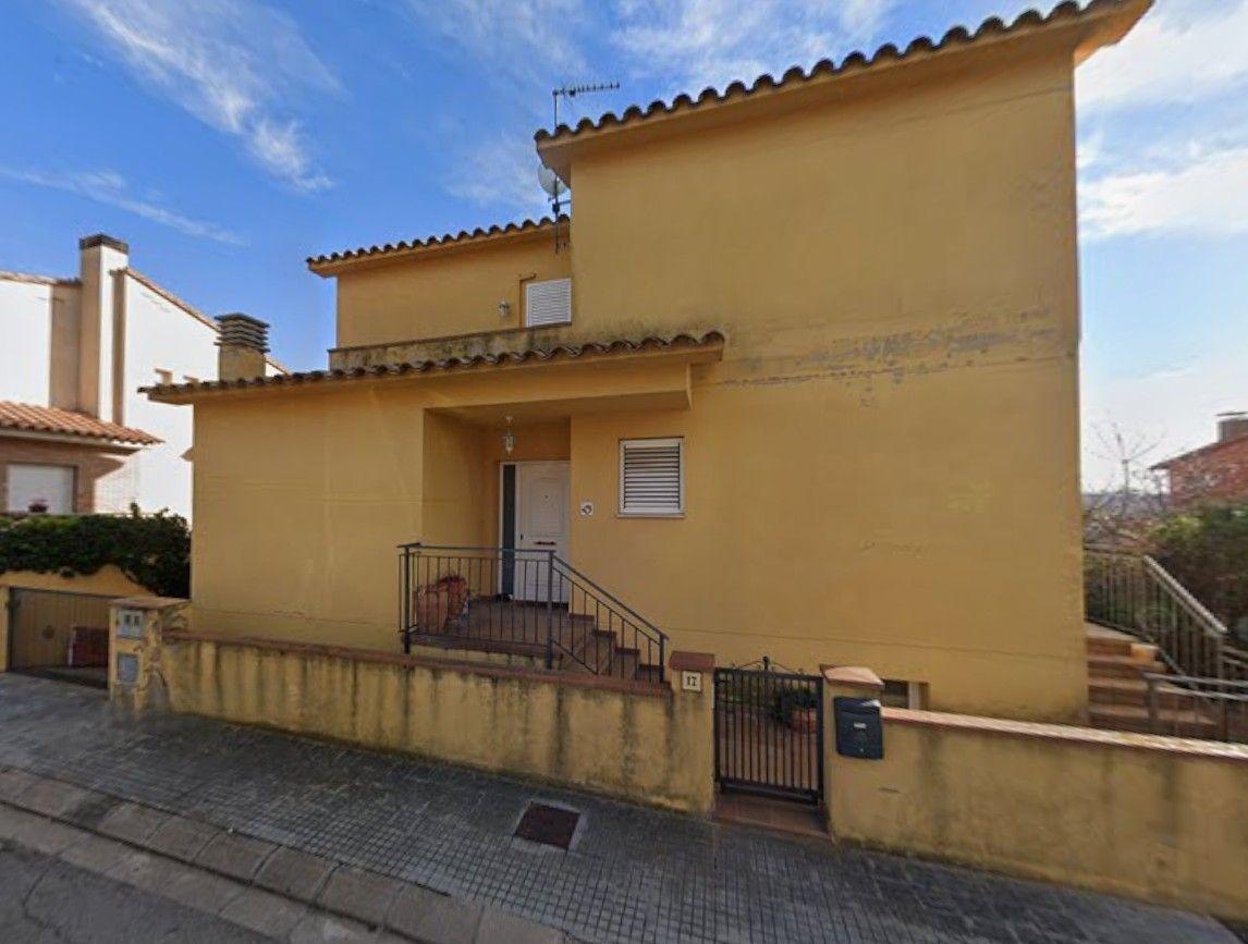 SE VENDE casa adosada OKUPA en C RAMON MUNTANER 17 de Torroe - foto 2