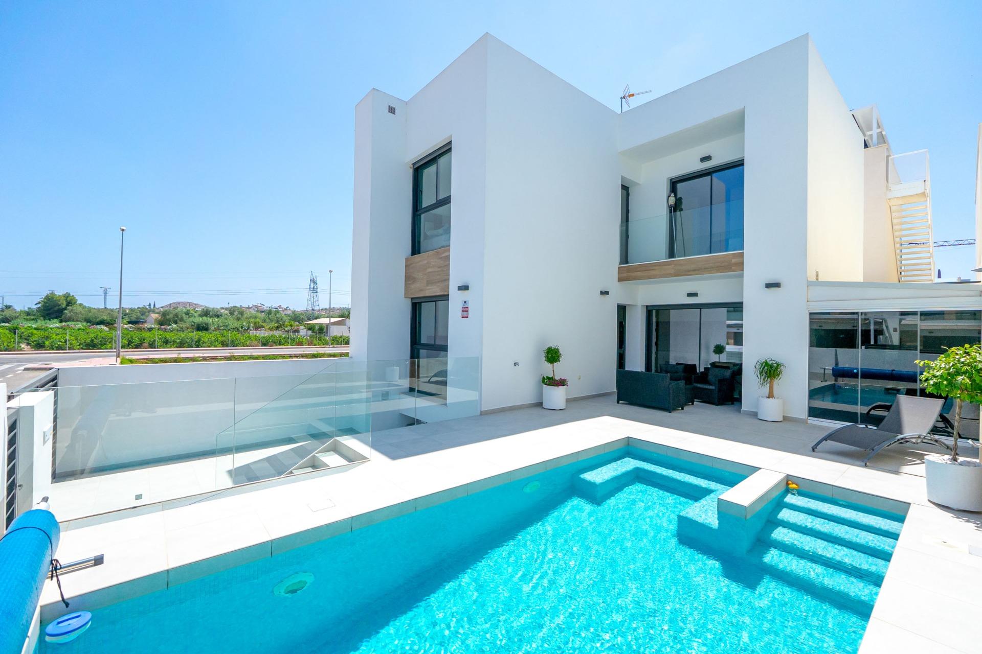 Amplio chalet independiente de 5 dormitorios con piscina pri