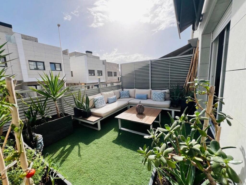 EXCLUSIVO CHALET ADOSADO DE DISEÑO CON SOLÁRIUM PRIVADO Y CA