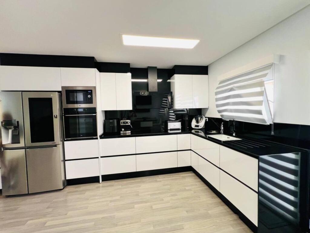 EXCLUSIVO CHALET ADOSADO DE DISEÑO CON SOLÁRIUM PRIVADO Y CA - foto 11