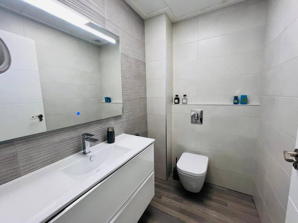EXCLUSIVO CHALET ADOSADO DE DISEÑO CON SOLÁRIUM PRIVADO Y CA - foto 12