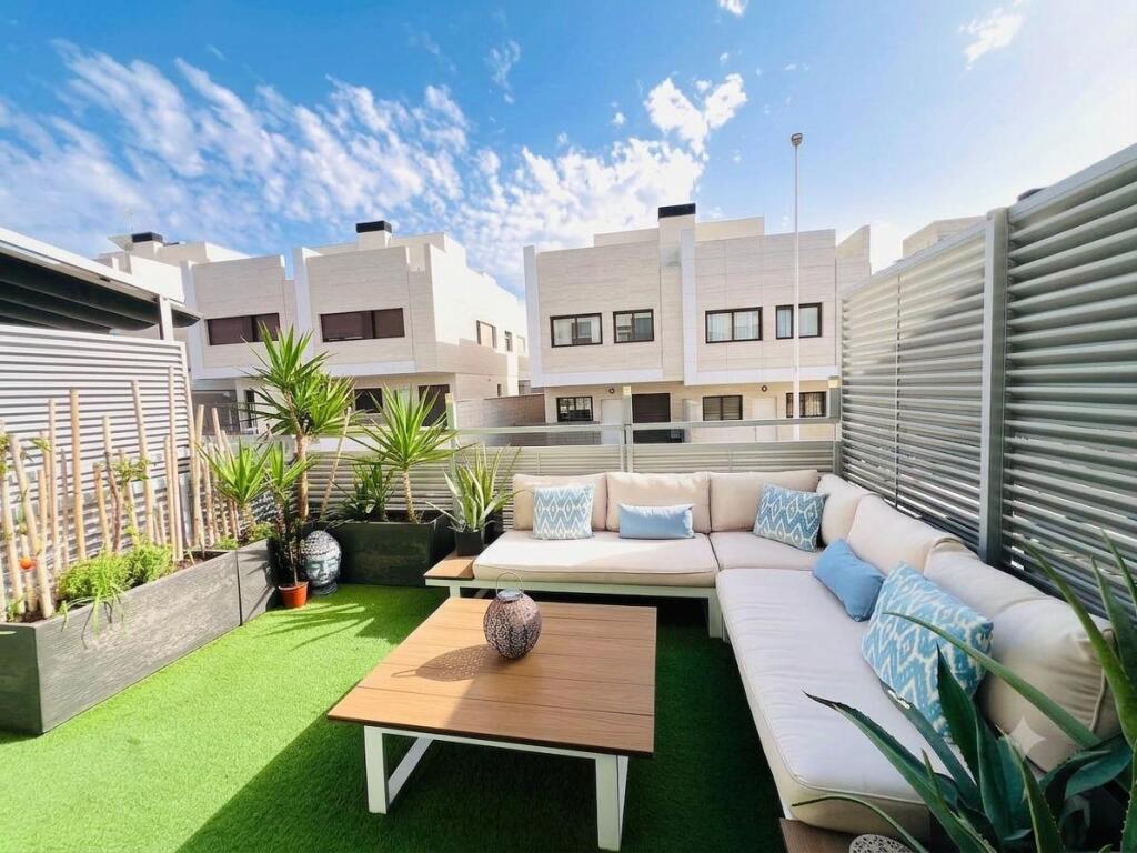 EXCLUSIVO CHALET ADOSADO DE DISEÑO CON SOLÁRIUM PRIVADO Y CA - foto 3