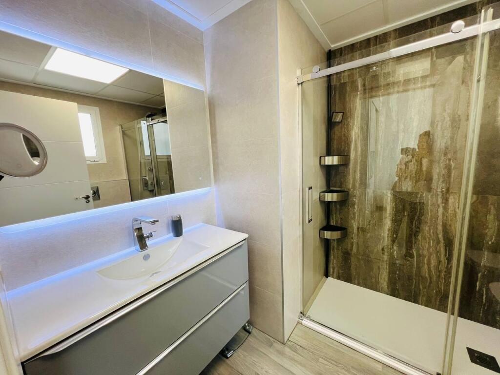 EXCLUSIVO CHALET ADOSADO DE DISEÑO CON SOLÁRIUM PRIVADO Y CA - foto 21
