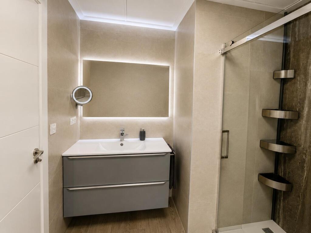 EXCLUSIVO CHALET ADOSADO DE DISEÑO CON SOLÁRIUM PRIVADO Y CA - foto 24