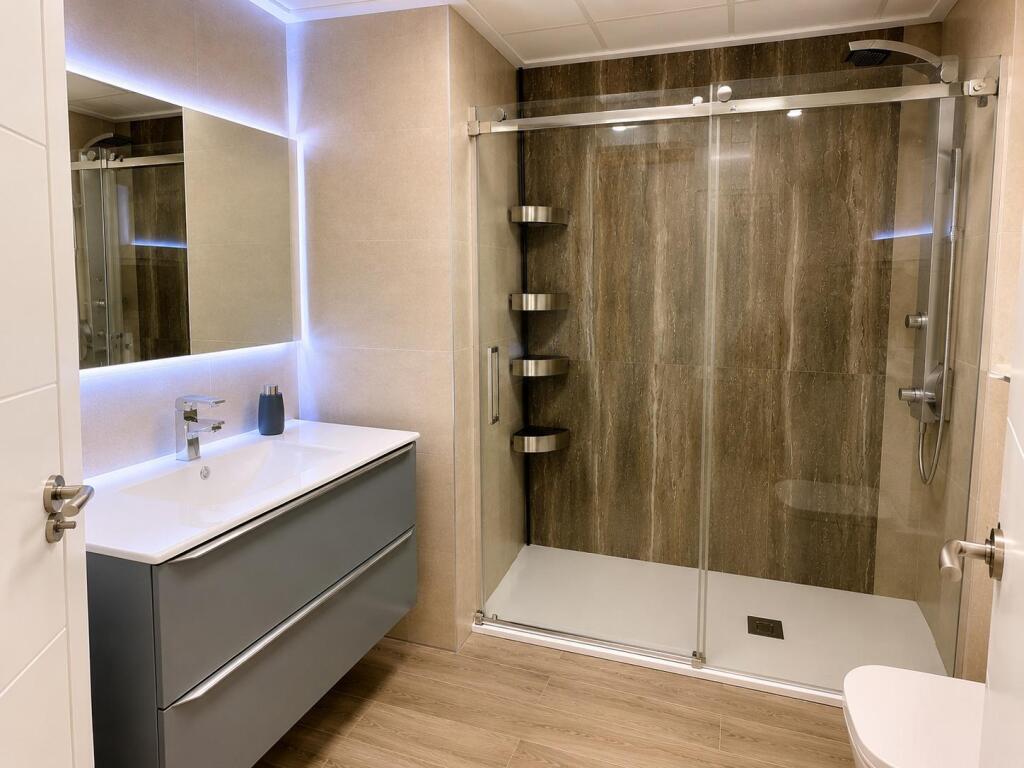 EXCLUSIVO CHALET ADOSADO DE DISEÑO CON SOLÁRIUM PRIVADO Y CA - foto 25