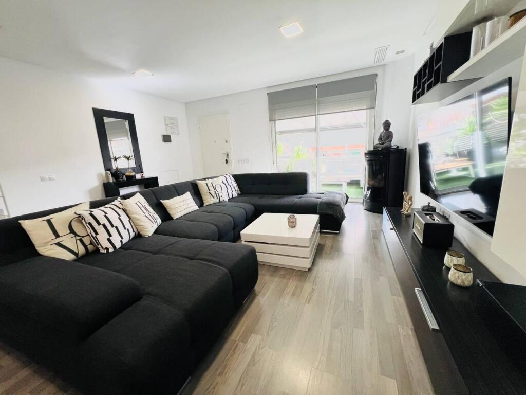 EXCLUSIVO CHALET ADOSADO DE DISEÑO CON SOLÁRIUM PRIVADO Y CA - foto 4