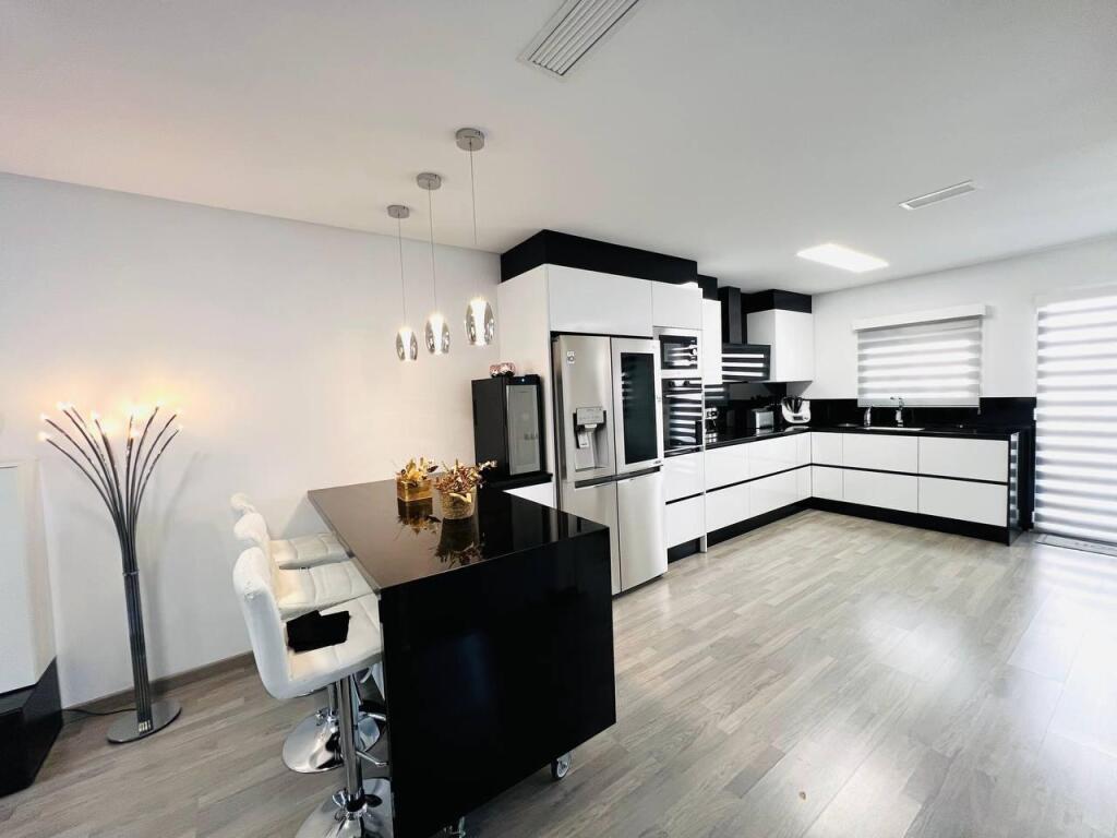 EXCLUSIVO CHALET ADOSADO DE DISEÑO CON SOLÁRIUM PRIVADO Y CA - foto 5