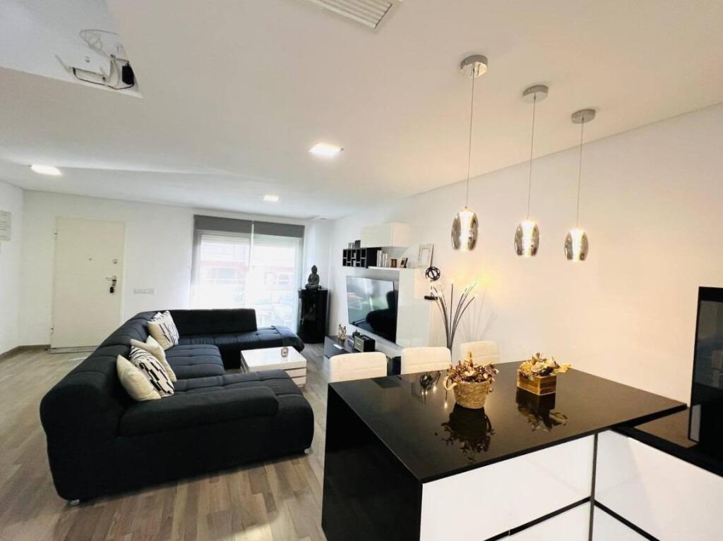 EXCLUSIVO CHALET ADOSADO DE DISEÑO CON SOLÁRIUM PRIVADO Y CA - foto 7